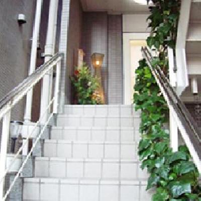 お店は2階にあります。
階段を上がってきて下さいね。