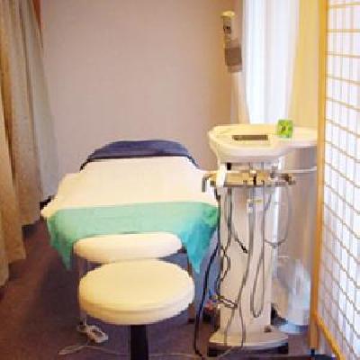 施術室は落ち着いた照明とモノトーンのインテリアで、リラックスしたひと時が楽しめます。