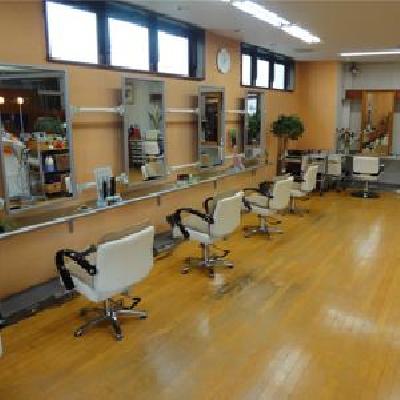 広～い店内（32坪）に8席だけ。ゆったりと気持ちも落ちつきます。